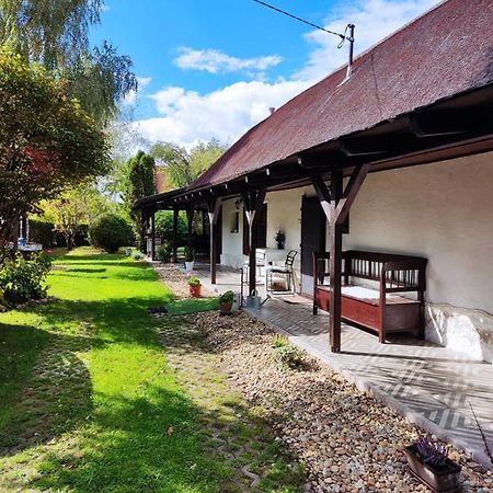 Lovely Cottage Home Velence Exterior photo