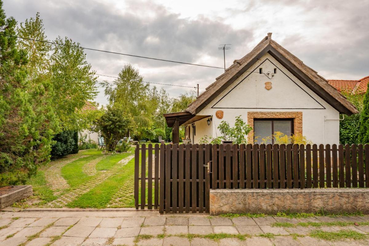 Lovely Cottage Home Velence Exterior photo